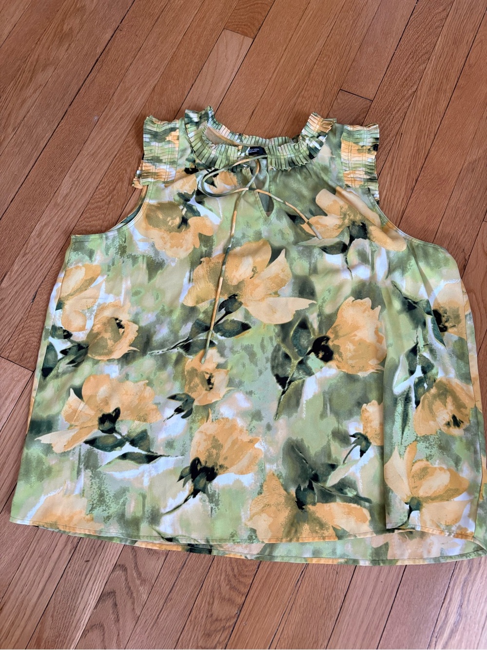 Simply vera- Sleeveless Floral Ruffle-Neck Top in Green and Yellow